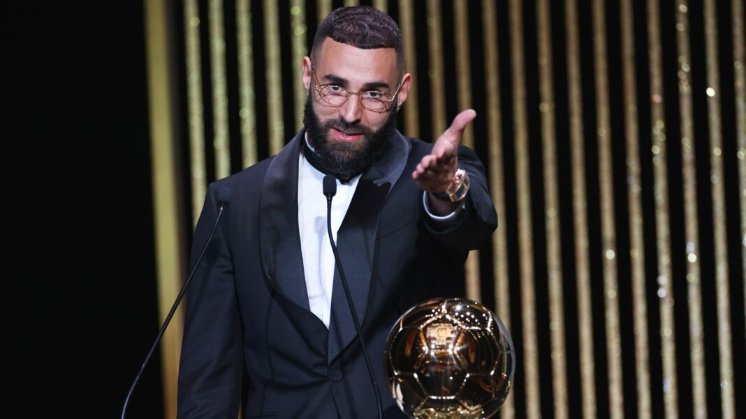 Karim Benzema avec le Ballon d'Or lors d'une cérémonie.