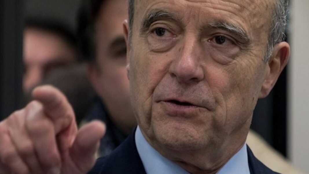 Alain Juppé lors d'une discussion publique en France.