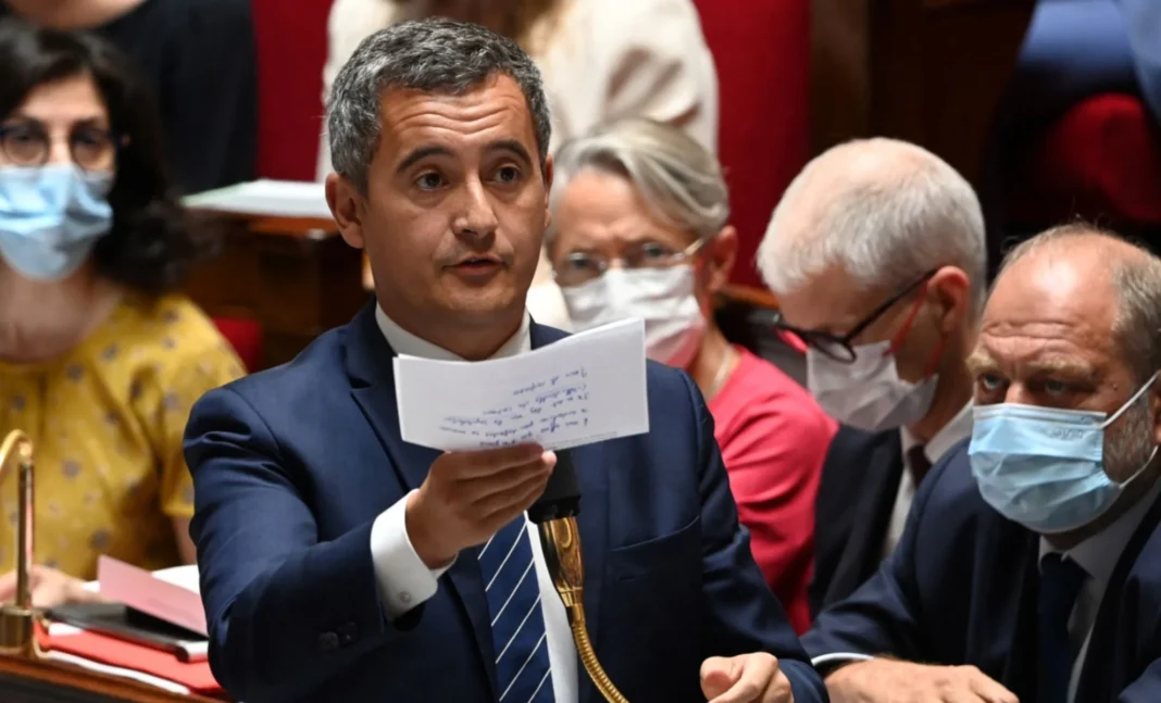 Député en discussion lors du débat sur l'immigration en France.