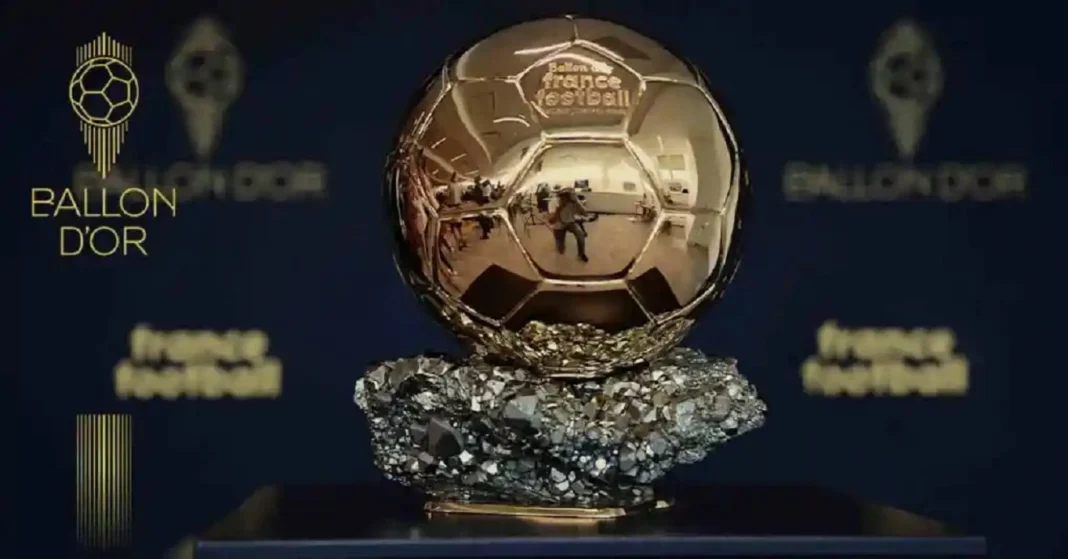 Trophée du Ballon d'Or 2023 en or brillant avec logo France Football.