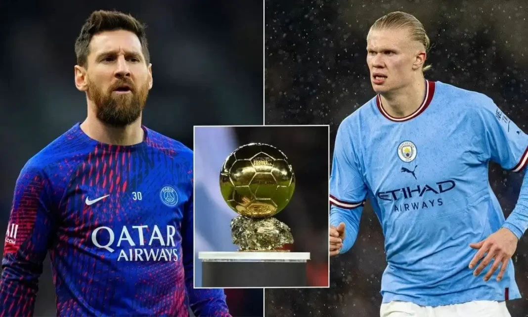 Lionel Messi et Erling Haaland avec le Ballon d'Or au centre.