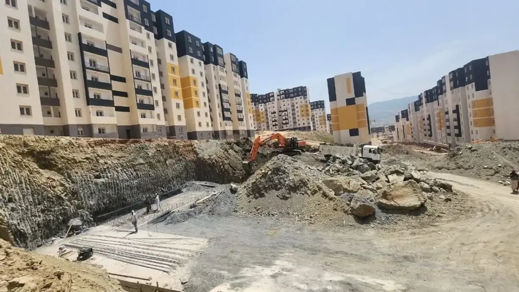 Chantier de construction de logements sociaux en Algérie.