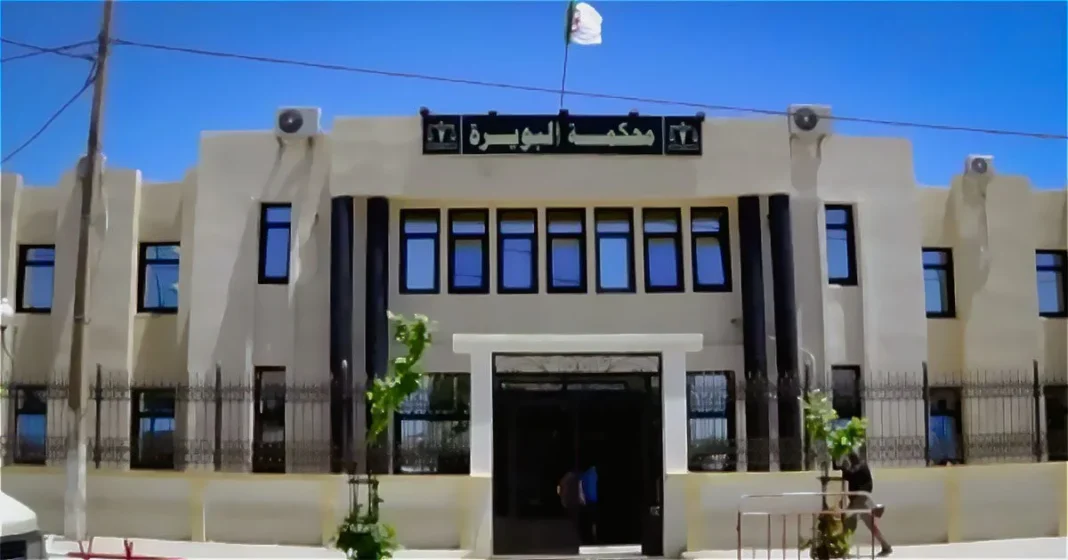 Façade du tribunal de Bouira en Algérie avec le nom en arabe et en français.