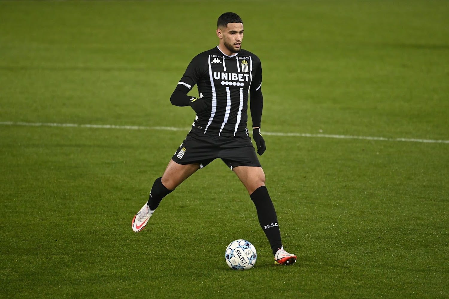 Adem Zorgane en action lors d'un match de football.