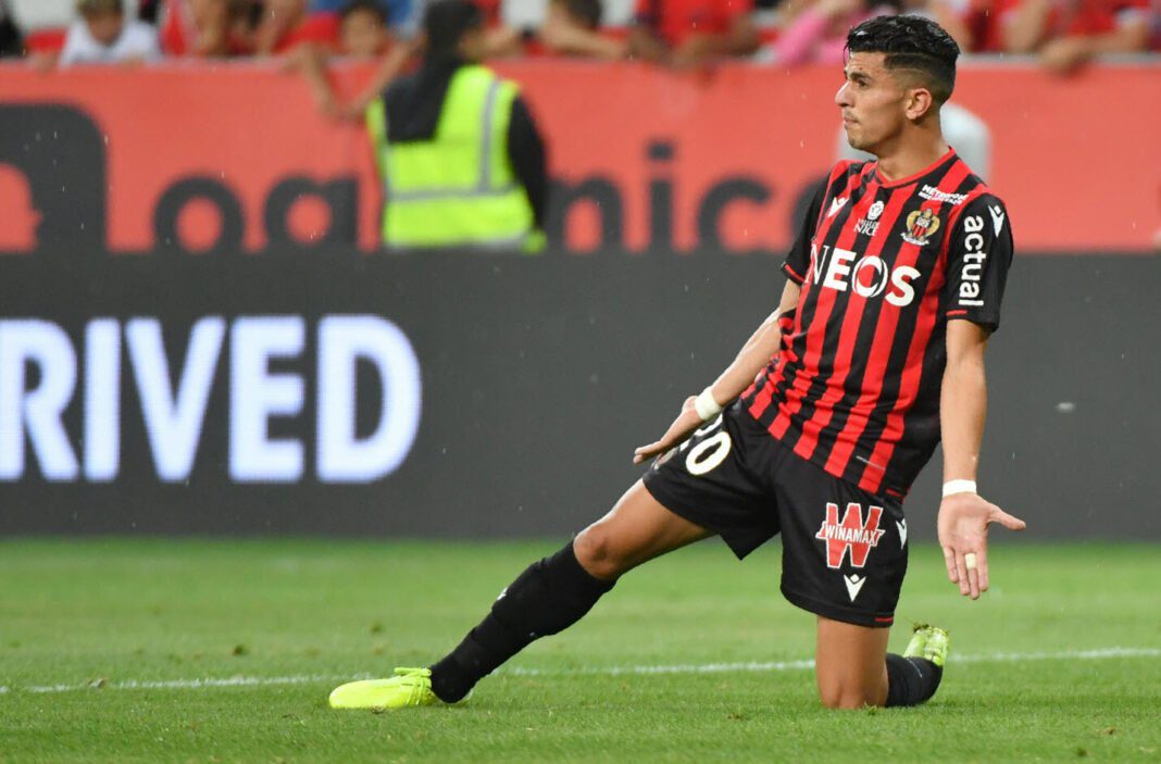 Youcef Atal en action sur le terrain de football.