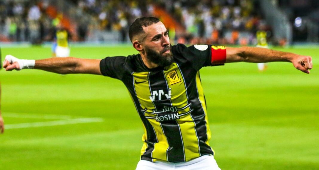 Karim Benzema en célébration sur le terrain en Arabie Saoudite.