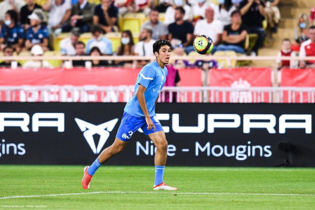 Bilal Nadir en action lors d'un match de football avec les Lions du Maroc.