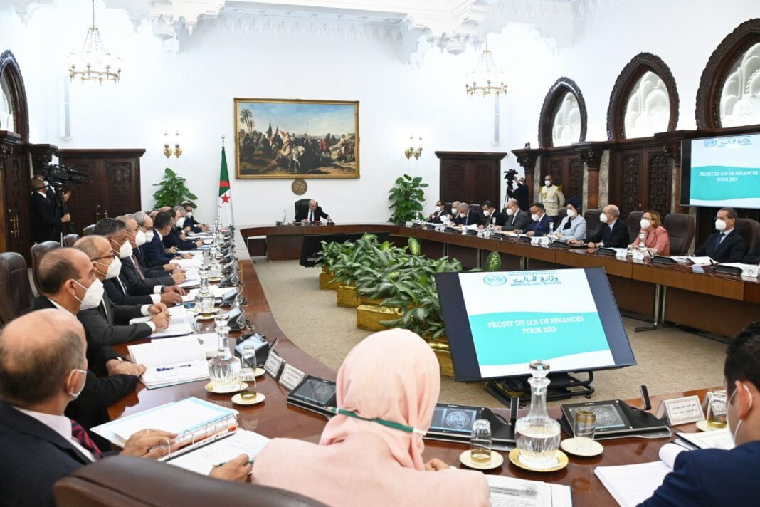 Réunion du Conseil des Ministres en Algérie avec le Premier Ministre Larbaoui.