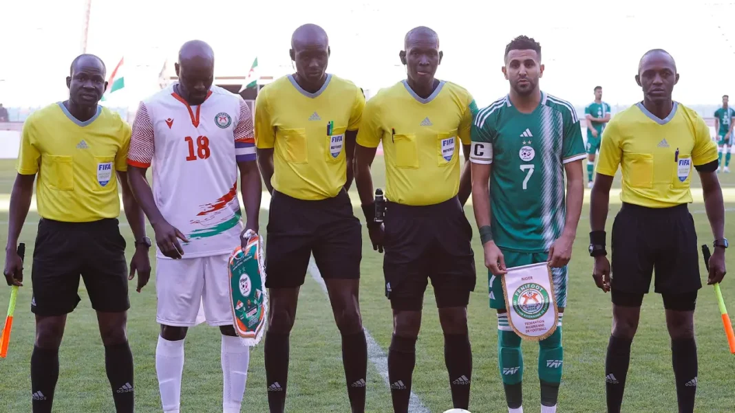 Match de qualification Coupe du Monde 2026 Arbitres et capitaines lors d'un match de qualification en Algérie.