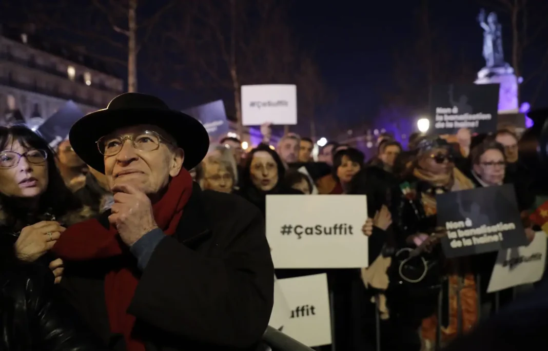 Marche contre l'antisémitisme en France Manifestation contre l'antisémitisme avec des participants et des pancartes.
