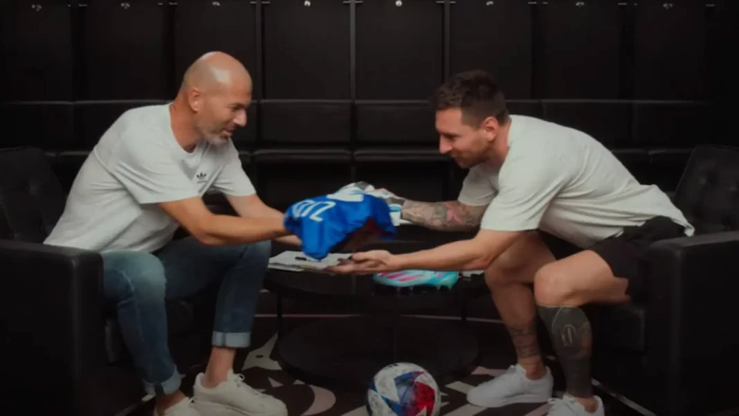 Messi et Zidane échangeant un cadeau lors d'une rencontre sportive.