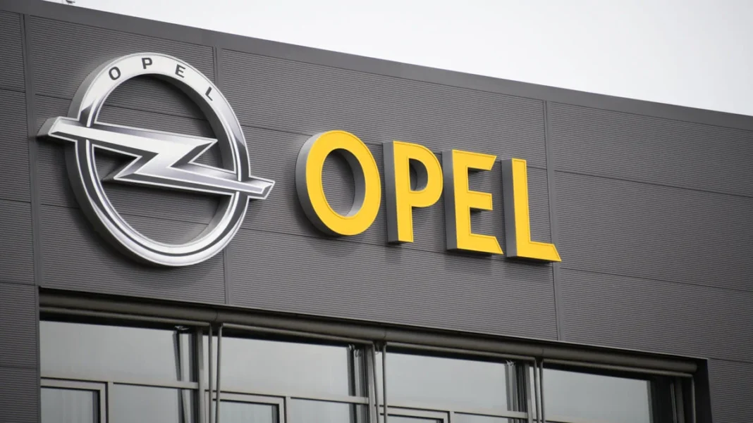 Logo Opel sur un bâtiment en Algérie.
