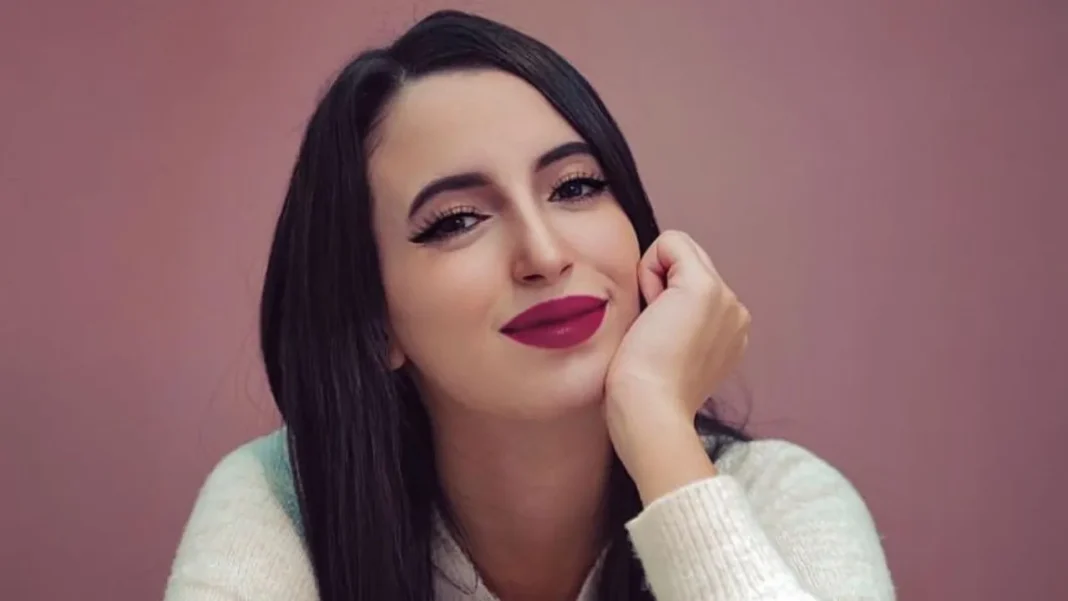 Femme algérienne avec maquillage et sourire confiant.