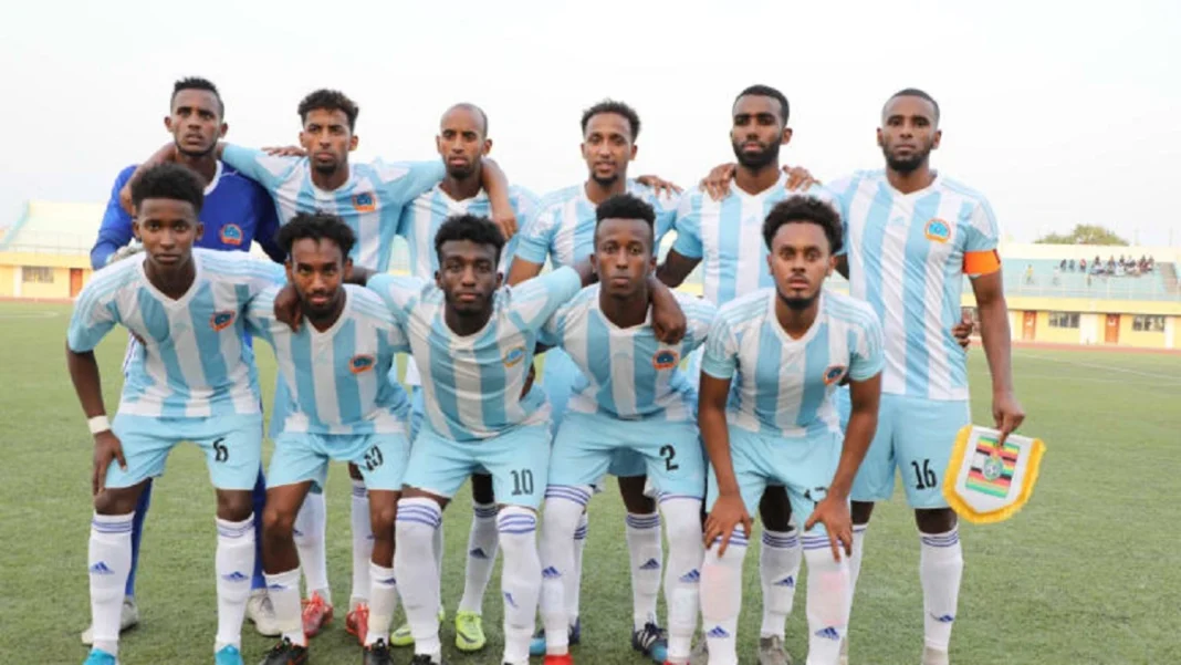 Groupe de joueurs de football somaliens en tenue officielle sur le terrain.
