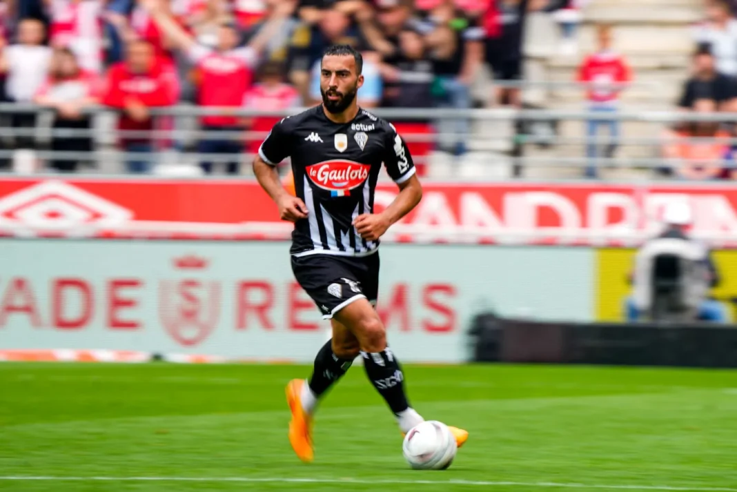 Joueur de football en pleine action lors d'un match.