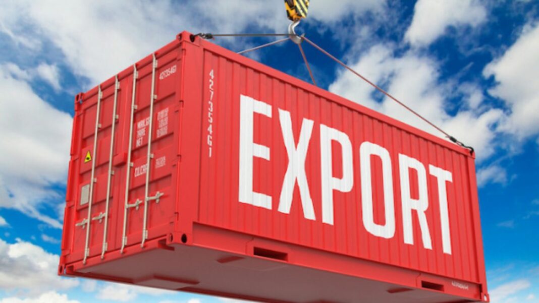 Conteneur d'exportation rouge sous ciel nuageux.