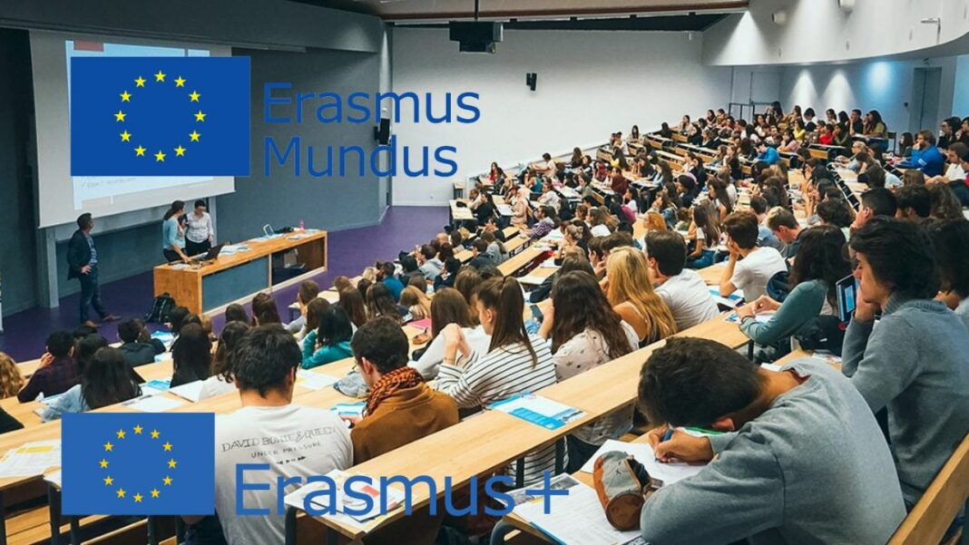 Salle de conférence avec étudiants lors d'une présentation Erasmus Mundus.