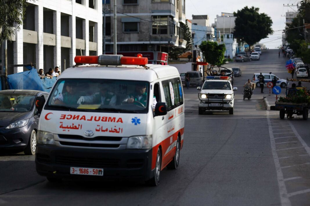 Ambulance de secours à Gaza, scène urbaine avec véhicules et passants.