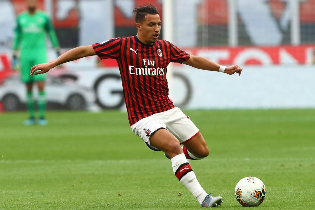 Ismaël Bennacer joue au football avec le maillot de l'AC Milan.