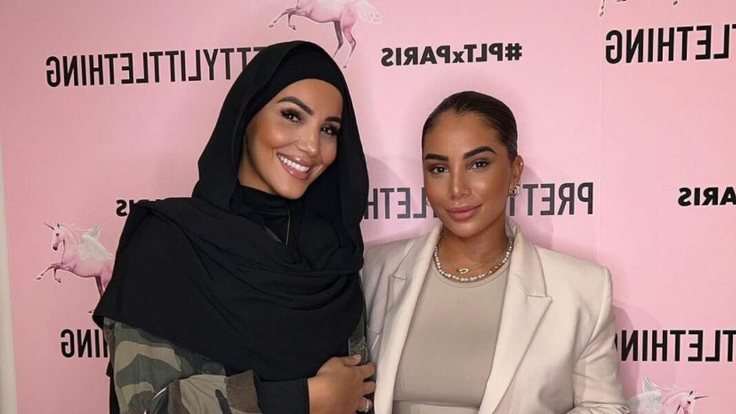 Ines et Dounia Mahrez en soutien lors du match de l'Algérie.