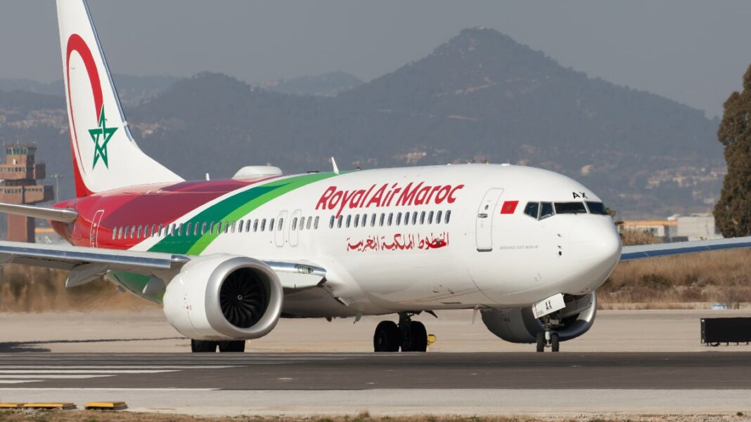 Avion Royal Air Maroc en atterrissage Avion Royal Air Maroc sur la piste avec montagnes en arrière-plan.