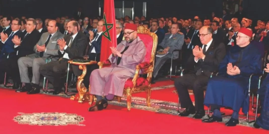 Le roi du Maroc et des représentants lors d'une cérémonie officielle.
