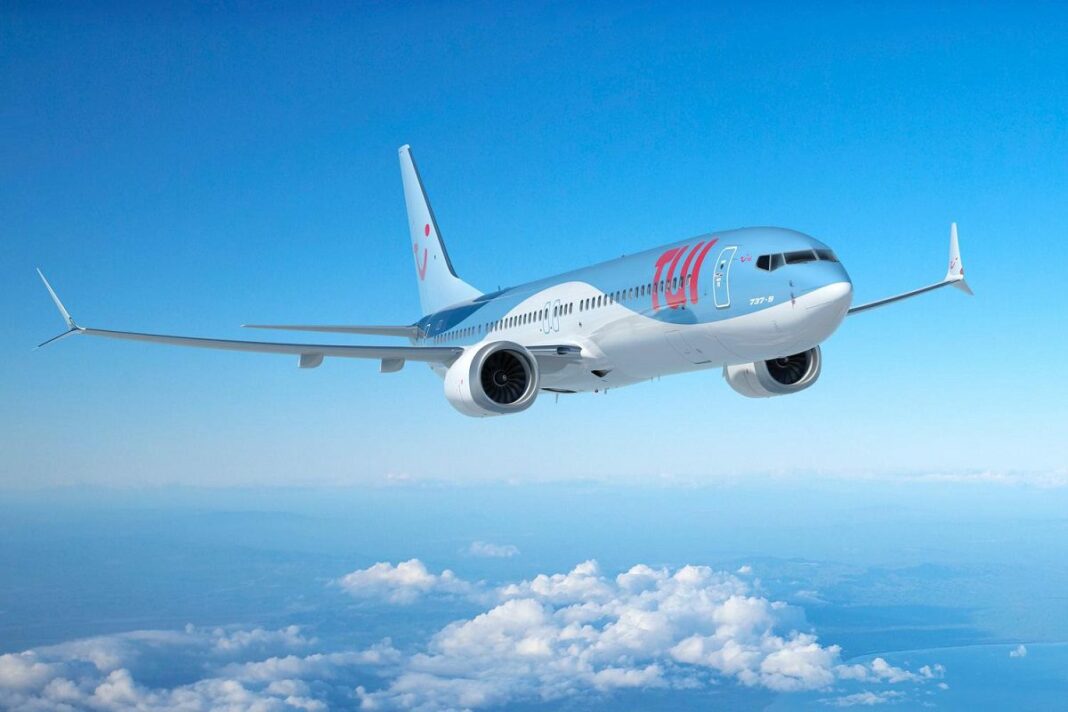 Avion TUI Fly survolant les nuages en hiver 2024.