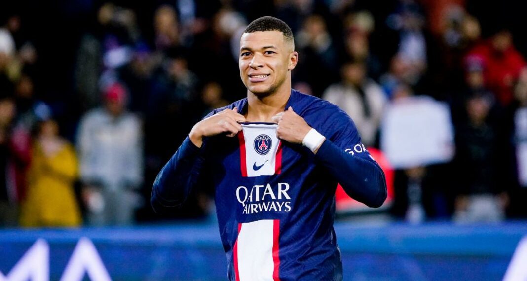 Kylian Mbappé en maillot du PSG, célébrant sur le terrain.