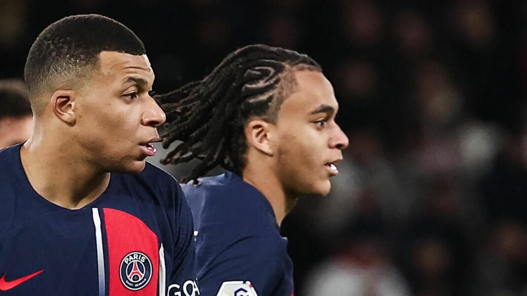 Kylian Mbappé et Ethan lors d'un événement Kylian Mbappé et Ethan lors d'une célébration sportive.