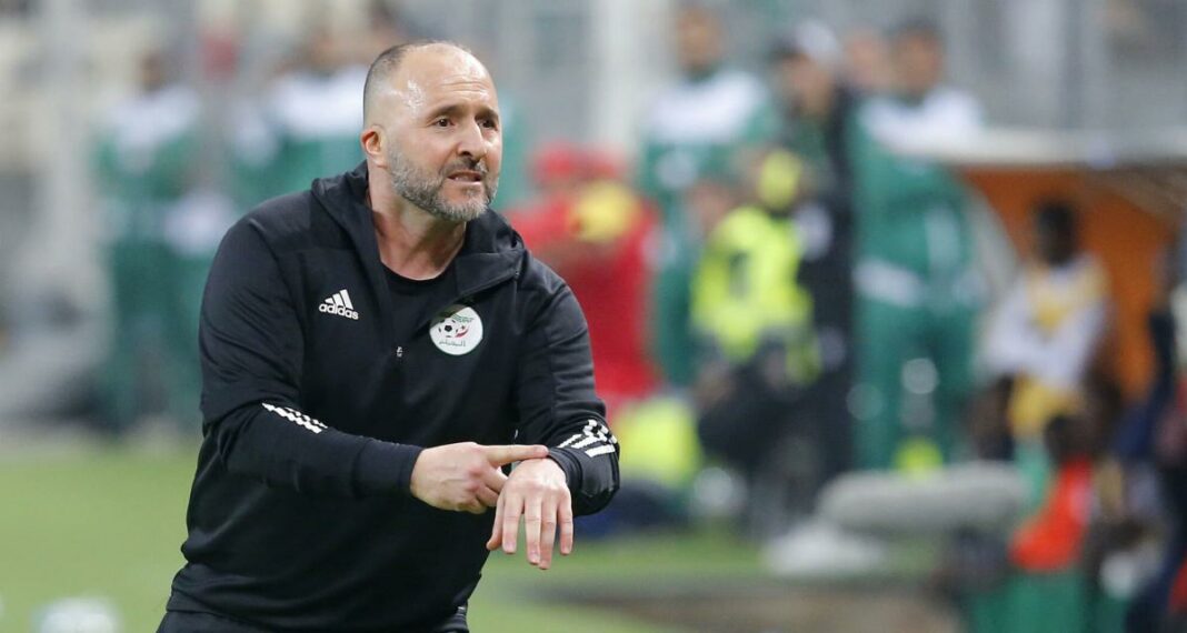 Coach Belmadi sur le terrain pendant la CAN 2023.