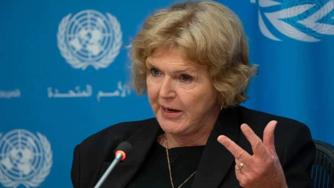 Dame britannique parlant lors d'une conférence à l'ONU.