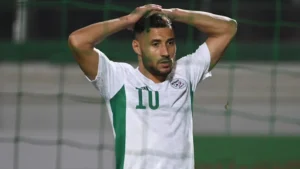 Youcef Belaili en action sur le terrain de football.