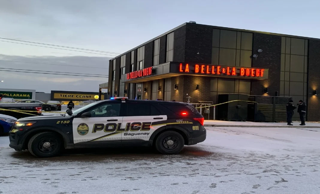 Voiture de police devant un restaurant La Belle et La Bœuf en hiver.