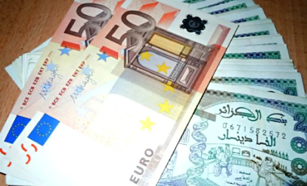 Billets d'euros et de dinars algériens sur une table.