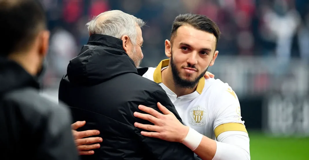 Amine Gouiri lors de la CAN 2023 avec l'Algérie, en interaction avec un entraîneur.