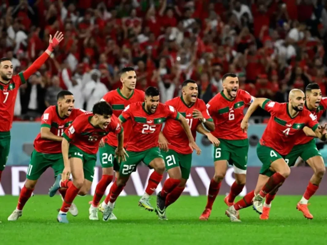 Les joueurs marocains célèbrent leur victoire lors d'un match de football.
