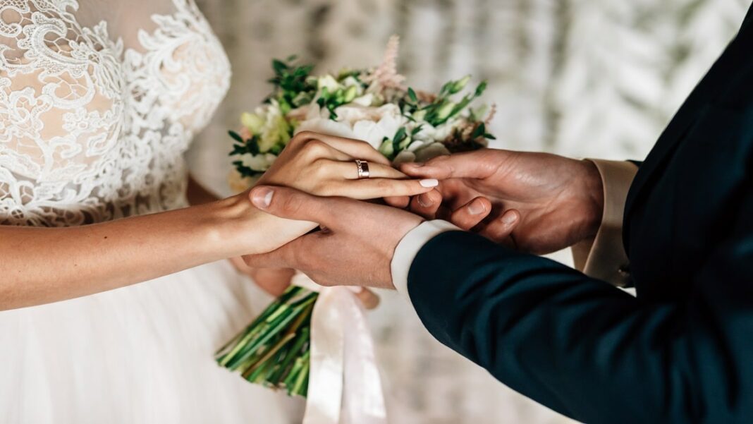 Mariage en Algérie : échange d'alliances Échange d'alliances lors d'un mariage en Algérie avec distribution de billets.