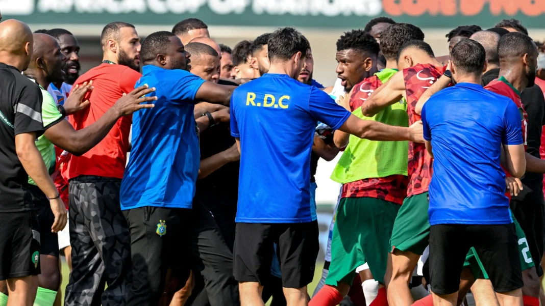 Joueurs de football marocains et congolais en confrontation lors d'un match.