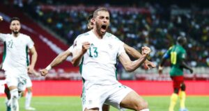 Islam Slimani célèbre un but avec passion lors d'un match de football.