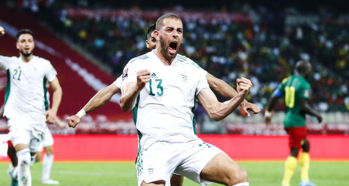 Islam Slimani célèbre un but avec passion lors d'un match de football.