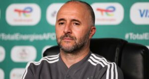 Belmadi, entraîneur de football, lors d'une conférence de presse.