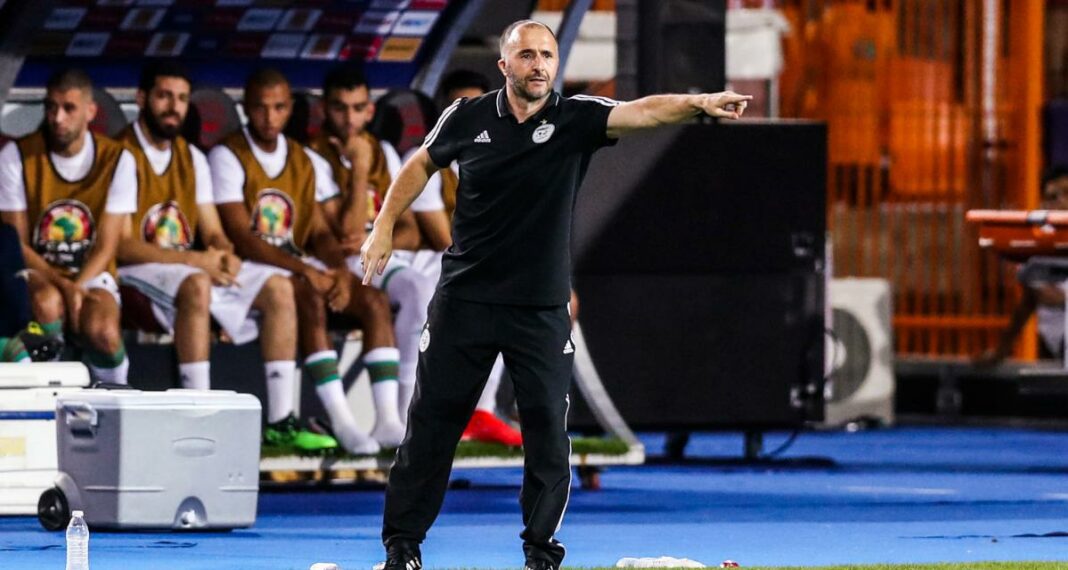 Djamel Belmadi, entraîneur de football, donnant des instructions sur le terrain.