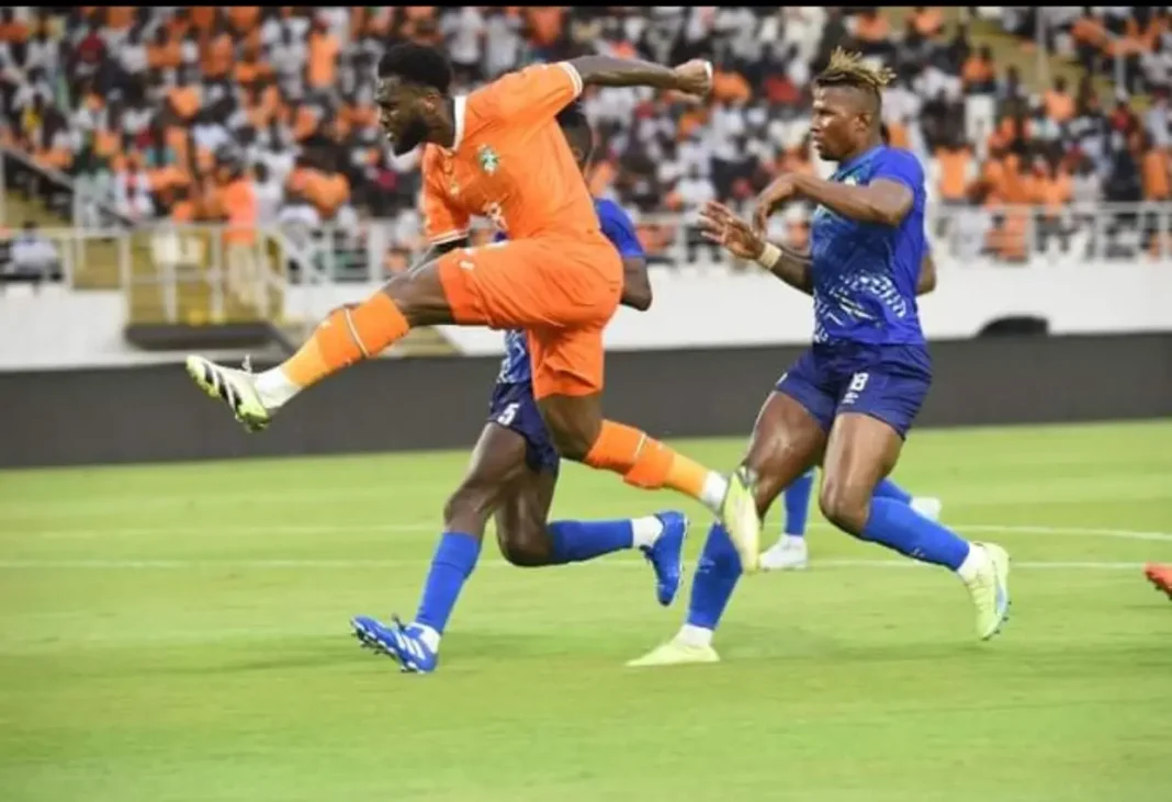 Joueur ivoirien en action lors d'un match de football.