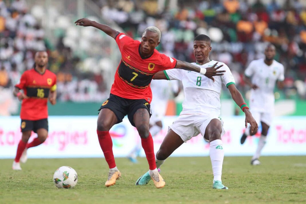 Joueur angolais en action contre un adversaire mauritanien lors d'un match de CAN 2023.