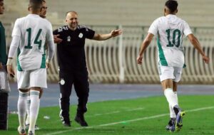 CAN 2024: Découvrez les célébrations officielles des Fennecs Entraîneur donnant des instructions à deux joueurs sur le terrain.