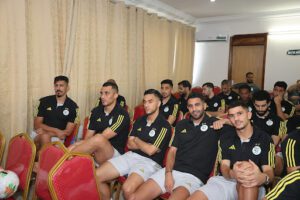 Les joueurs algériens lors d'une réunion d'équipe en intérieur.