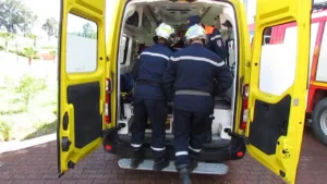 Secouristes en intervention dans une ambulance après un drame routier.