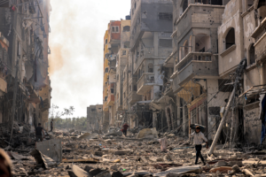 Villes dévastées à Gaza avec des bâtiments endommagés et des débris.