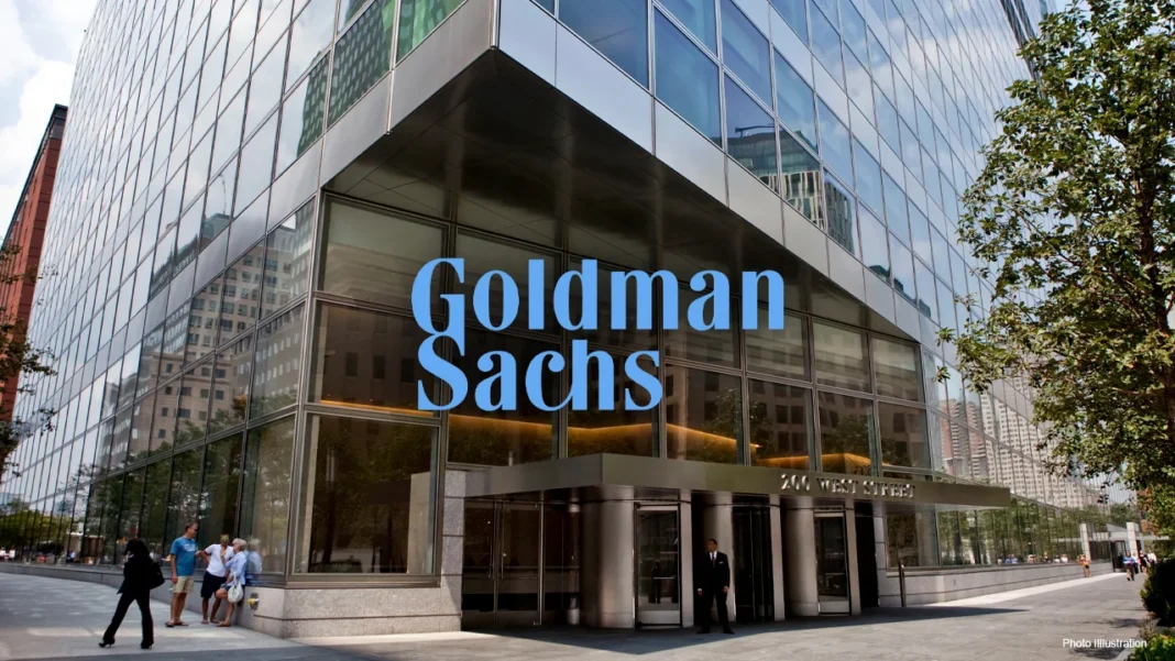 Façade moderne de Goldman Sachs avec logo visible en ville.