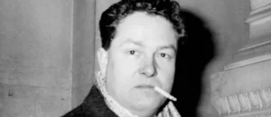 Portrait noir et blanc de Jean-Paul Sartre avec cigarette.